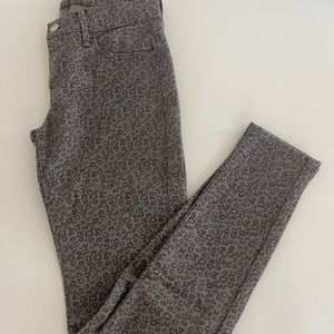 Levi’s gray leopard skinny jeans